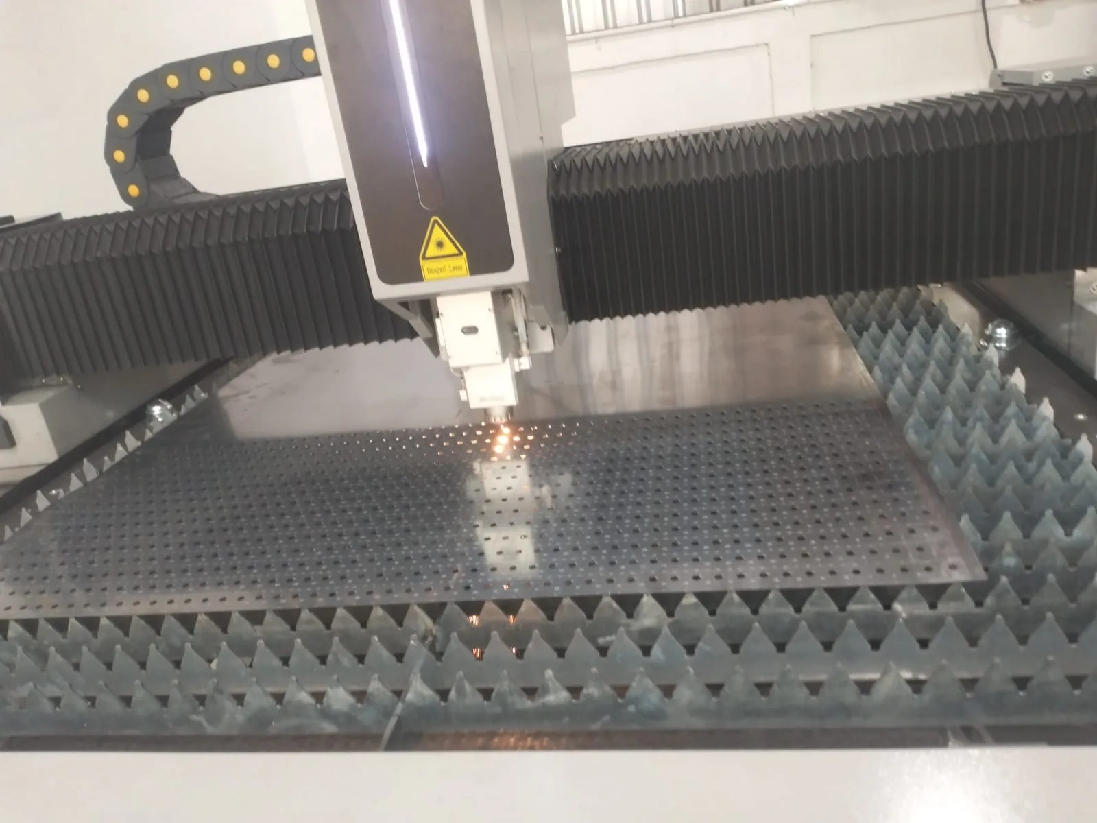 jasa-cnc.com melayani laser cutting Surabaya Barat dengan mesin fiber CNC modern. Potong besi, stainless, aluminium cepat, rapi & presisi.